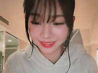 라이브 방송하는 카리나...