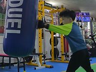 펀치백치기영상^^..