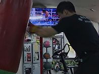 펀치백치기영상^^..