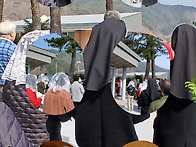 성주간의 시작인 ..