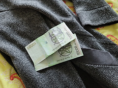 지갑을 뒤지는 아내