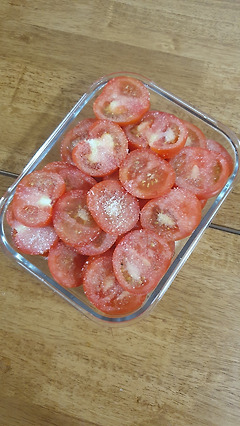 설탕 뿌린 토마토. 