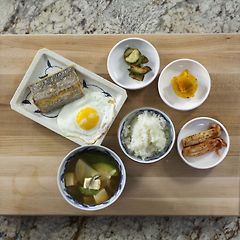 우리 집 밥상이 아빠 없는 티를 낸다.