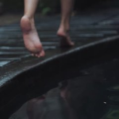 그릇의 가장자리를 걸으며 산다.