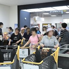 주말 인파 속, 무너지는 감각의 경계를 지켜내는 법 썸네일