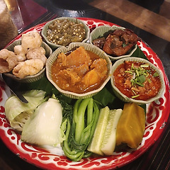 방전된 내향인이 치앙마이 식당에서 '폭죽'이 된 사연. 썸네일