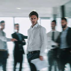 권한은 적고 책임은 지는 이와 일 썸네일