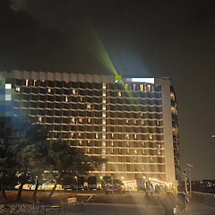 호텔, 비행기, 눈, 이방인 썸네일