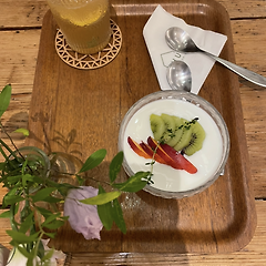 가을이,  창가에 어리어 있다.  썸네일