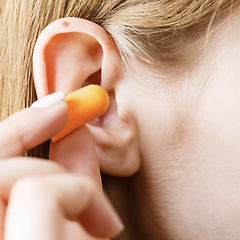 세상이 너무 시끄럽다면 마음의 차음벽을 세워보세요. 썸네일