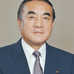 명언 : "정치가는 '역사 법정'의 피고인이다." 썸네일