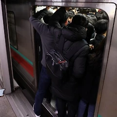 만원 전철 속 산소 마스크 같은 아로마 썸네일