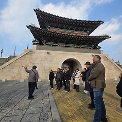 함께 걸으며 남긴 질문 썸네일