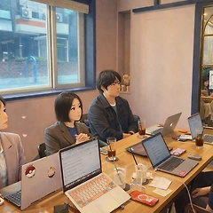 지금, 여기, 우리가 앉아 있다는 것 썸네일