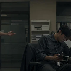 “보는 듯 보지 않는 사람을 바라보며” 썸네일