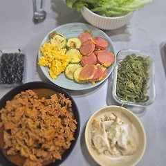 냉장고 파먹기로 완성한 집밥 한상, 계란까지 남김없이  썸네일