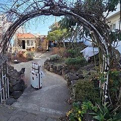 어느 작고 예쁜 게스트하우스 썸네일