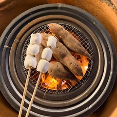 새벽, 누군가의 화면이 켜져 있었다.
 썸네일