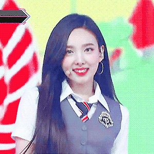 180426 엠카운트다운 What is Love?, 1위 나연 움짤 - 5p