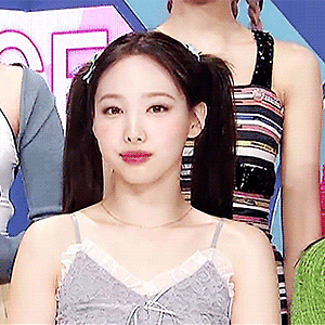 220828 인기가요 인터뷰 나연 움짤 - 2p