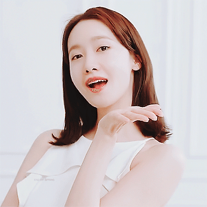 [에스티 로더] What's in YoonA's Bag? 윤아의 가방 속 필수템! 더블웨어 #골드쿠션