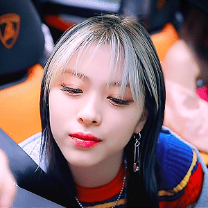 ITZY SWIPE MV BEHIND 류진