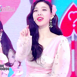 180422 인기가요 What is Love? 나연 움짤 - 4p