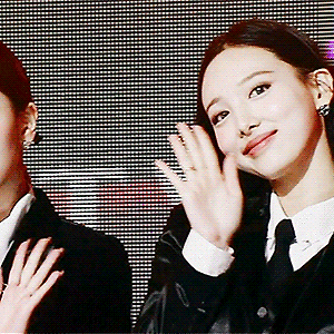 201212 TMA 레드카펫 나연 움짤 - 1p