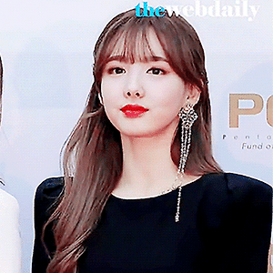 180111 골든디스크 레드카펫 나연 움짤 - 4p