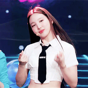 220902 뮤직뱅크 Talk that Talk 얼빡직캠 나연 움짤 - 6p