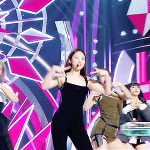 220827 음악중심 Talk that Talk 나연 움짤 - 4p