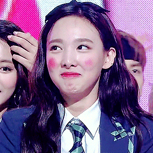 180427 뮤직뱅크 What is Love?, 1위 나연 움짤 - 4p
