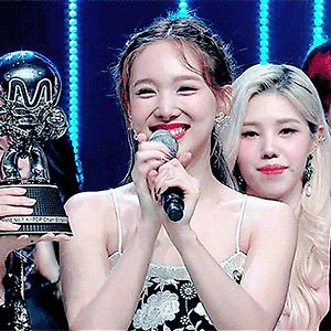 191003 엠카운트다운 Feel Special, 1위 나연 움짤 - 7p