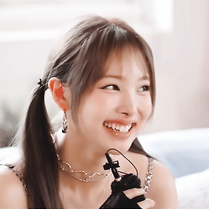 TWICE SEASON’S GREETINGS 2023 “SECRET LIFE @HOUSE” Making Film 나연 움짤 - 2p