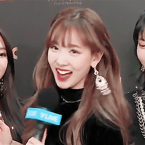 180111 골든디스크 백스테이지 인터뷰 나연 움짤 - 5p