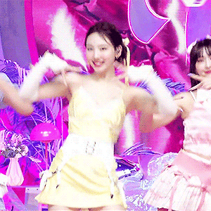 220901 엠카운트다운 Talk that Talk MPD 직캠 나연 움짤 - 5p