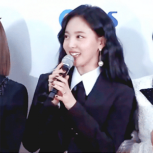 181225 SBS 가요대전 레드카펫 나연 움짤 - 3p