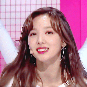 171217 인기가요 Merry & Happy, Heart Shaker 나연 움짤 - 3p