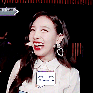 181125 엠넷재팬 엠카 백스테이지 나연 움짤 - 3p