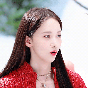 윤아씨 그걸 한번에 맞히시면…? 찐당황잼 융프로디테 인터뷰! by W Korea