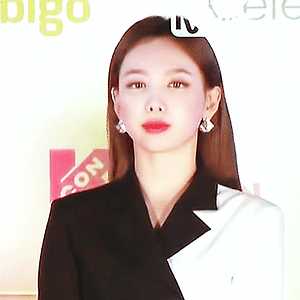 190519 KCON 2019 JAPAN 레드카펫 나연 움짤 - 2p