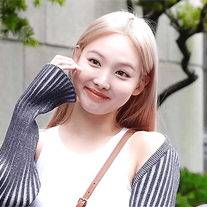 220701 뮤직뱅크 출근길 나연 움짤 - 1p