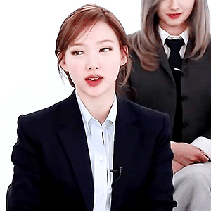 211112 Access Hollywood TWICE Dish On 'Formula Of Love' 나연 움짤 - 1p