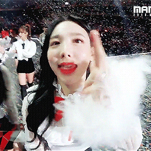 181212 MAMA JAPAN 엔딩 셀프캠 나연 움짤 - 5p