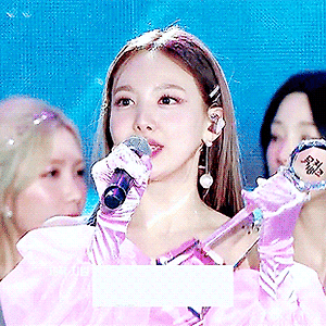 191004 뮤직뱅크 Feel Special, 1위 나연 움짤 - 4p