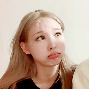 220602 🤡 V LIVE 나연 움짤 - 19p
