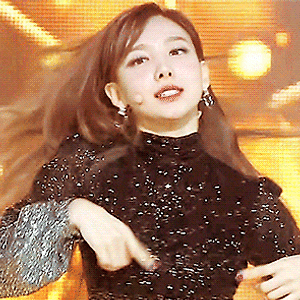 191006 인기가요 Feel Special, 1위 나연 움짤 - 4p