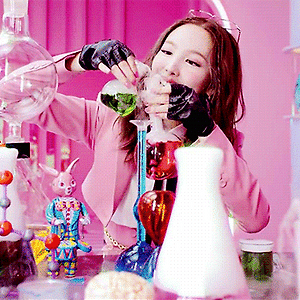 211109 “SCIENTIST” M/V Teaser 1 나연 움짤 - 1p