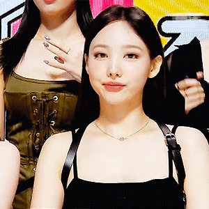 220827 음악중심 인터뷰 나연 움짤 - 1p
