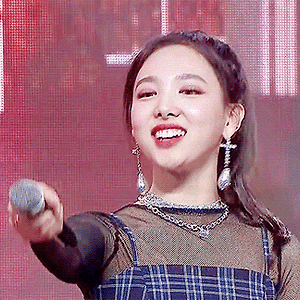 181127 쇼챔피언 비하인드 나연 움짤 - 4p
